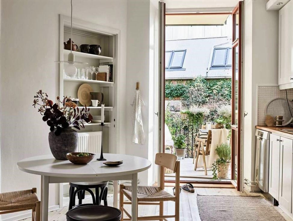 Thiết kế nhỏ gọn và tối ưu với phong cách nội thất Bắc Âu trong căn bếp của Sarah mang lại vẻ thanh lịch và sang trọng, đồng thời đảm bảo đầy đủ chức năng sử dụng khi cần thiết.