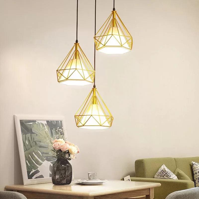 Với trường hợp bàn ăn chắt liệu gỗ ấm cúng này thì bạn nên chọn những chiếc đèn thả có thiết kế đơn giản và nhỏ gọn