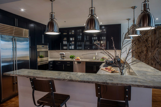 Với một căn bếp thiết kế tông màu tối như đen - xám thì đèn thả trần công nghiệp là sự lựa chọn không thể hoàn hảo hơn.
