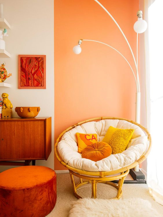 Thiết kế thêm hệ thống đèn cho góc phòng nhà bạn trở lên lung linh kết hợp với chiếc ghế mây có kích thước vừa phải và màu sắc cùng tông với màu nền, 