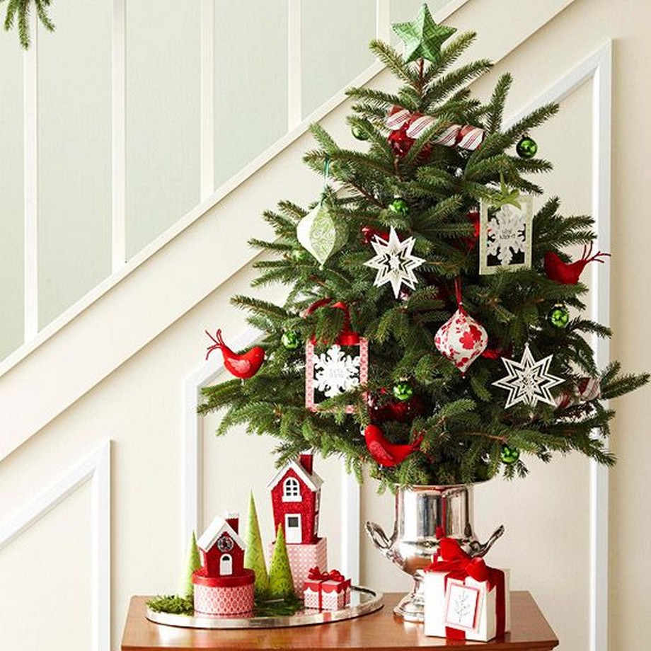 Mua cây thông nhỏ đặt bàn để làm phụ kiện trang trí Noel