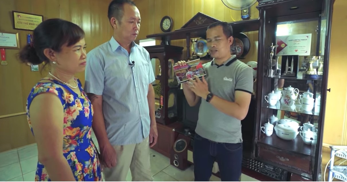 Vlogger Minh Hải háo hức khám phá các thành tích của cầu thủ Hoàng Đức.