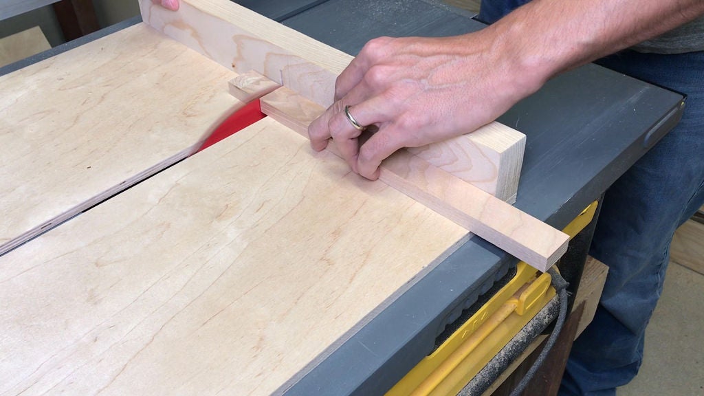3. Tiến hành cắt gỗ bằng cưa máy hoặc cưa tay