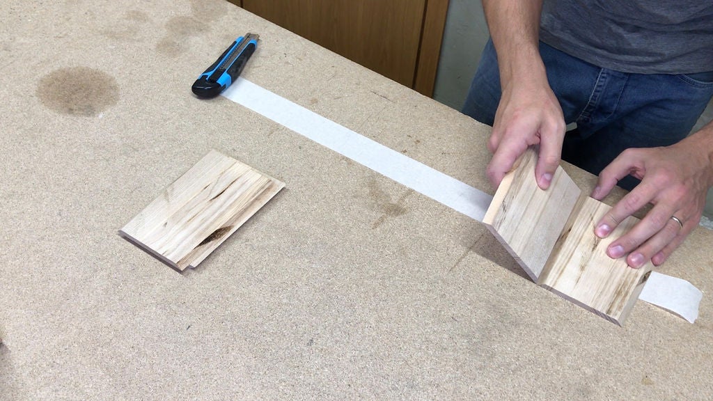 1. Cố định các miếng gỗ bằng băng dính