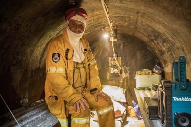 Ông Klaus Elber ngồi trong hầm trú tại nhà của mình ở Penrose, vùng cao nguyên phía nam bang NSW. Ông đã chuẩn bị sẵn sàng mọi thứ và dự định ở lại ngôi nhà để bảo vệ nó thay vì đi sơ tán nếu cháy rừng lan đến.