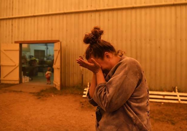 Jesse Collins, người tổ chức quyên góp tại một trung tâm sơ tán ở làng Cobargo, khóc khi kể về việc thiếu nước để chữa cháy.