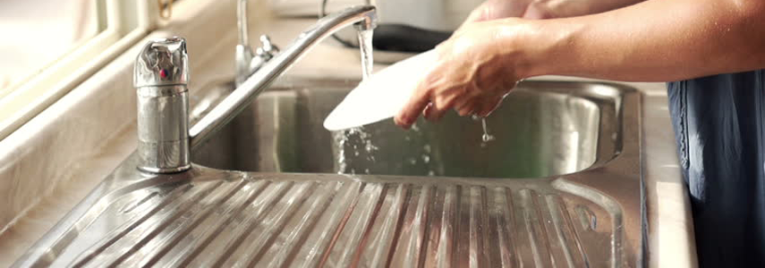 Trong quá trình sử dụng bạn sẽ không thể biết khi nào nước trong bồn rửa bát sẽ bị rò rỉ, do đó cần thường xuyên kiểm tra khu vực này thường xuyên. (Ảnh: Pinterest)