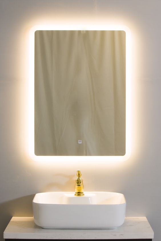 Những mẫu gương phòng tắm đèn LED kém chất lượng thường mỏng, đèn LED để trần không có hộp bảo vệ, Mặt sau gương thường sơn màu đen.