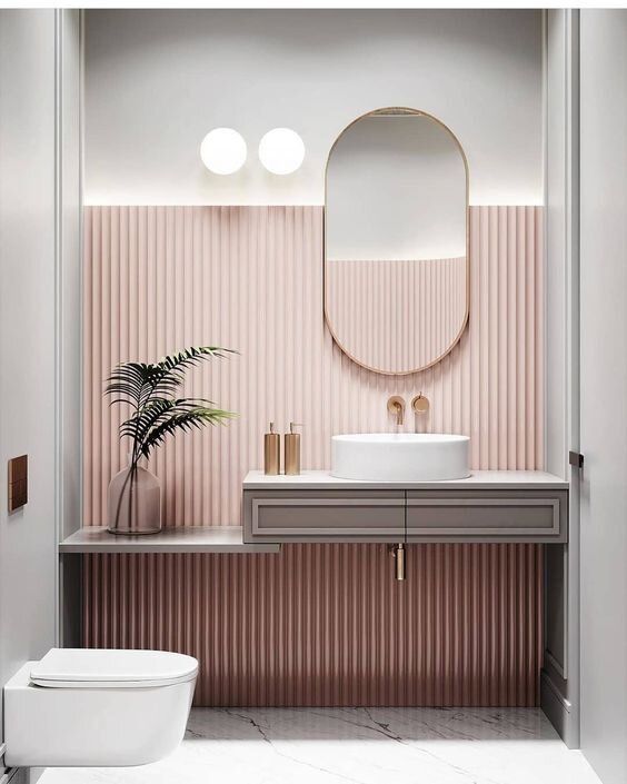 Gương phòng tắm hình con nhộng viền khung inox, thích hợp với những căn phòng tắm decor theo phong cách lãng mạn và nhẹ nhàng