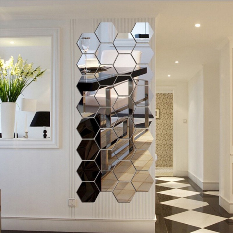 Gương trang trí dán tường bao gồm những ô gương nhỏ được mài nhẵn các cạnh.