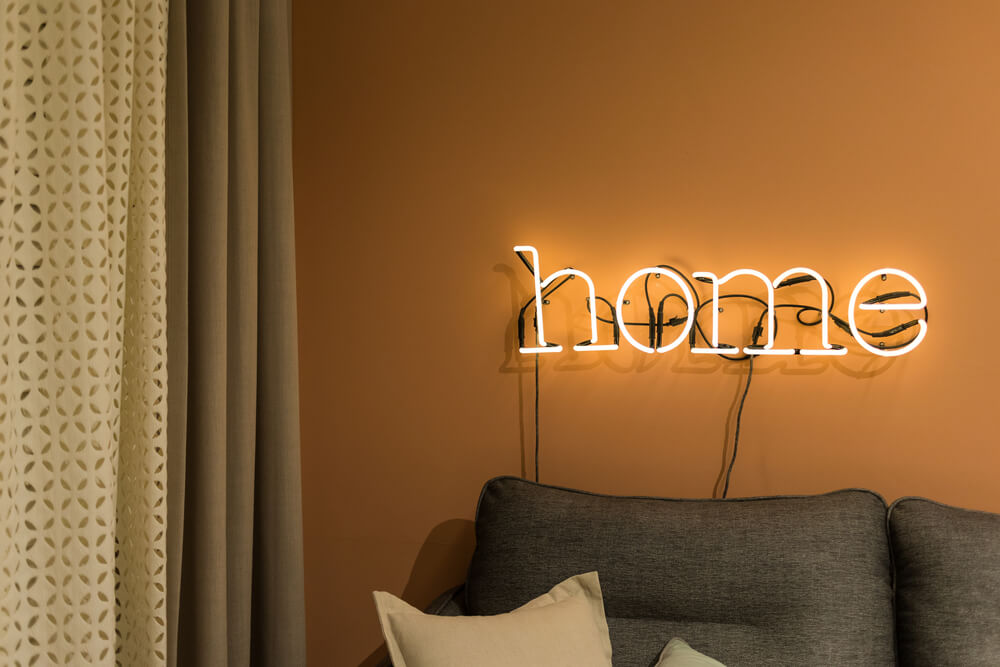 Ấm cúng và thân thiện với đèn Neon xếp thành chữ home – tổ ấm. Ảnh: JYJ