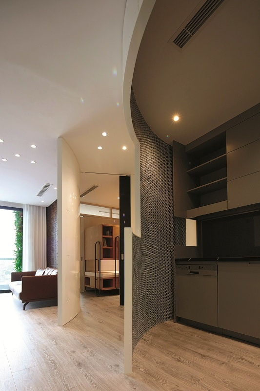 Các không gian trong nhà được ngăn chia với nhau bởi những bức tường cong độc đáo, với độ dày từ 7 - 10cm.