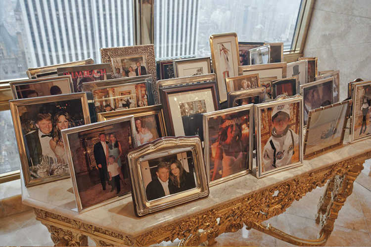 Một chiếc bàn mạ vàng được sử dụng để lưu trữ ảnh của Donald Trump, người vợ Melania cũng như con trai út Barron.