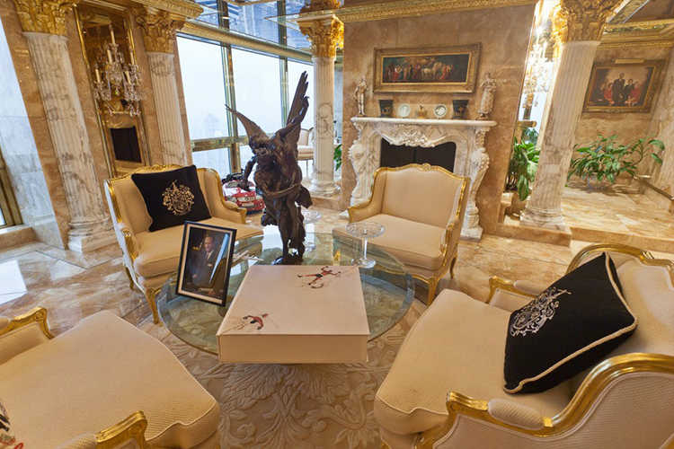 Căn hộ nằm trên tầng 66 của toà nhà Trump với sàn đá hoa, cột đá bố trí quanh căn phòng.