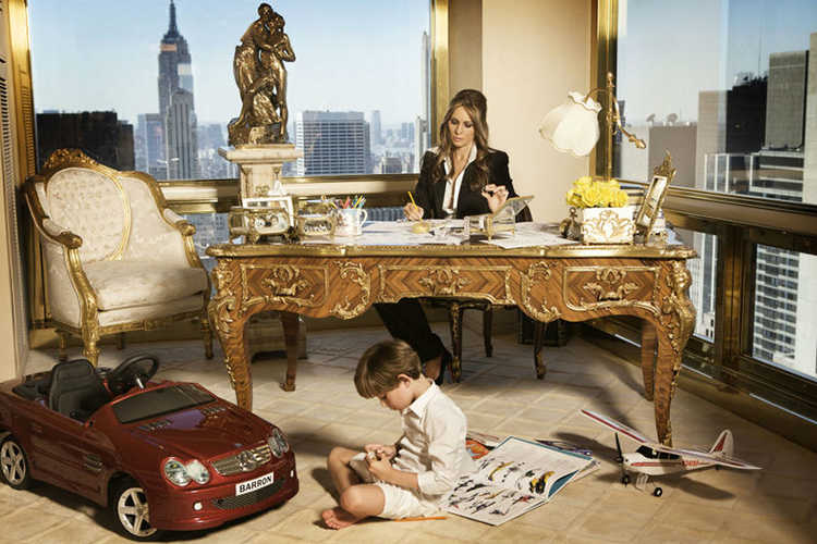 Người vợ 3 Melania Trump tạo dáng bên bàn làm việc.