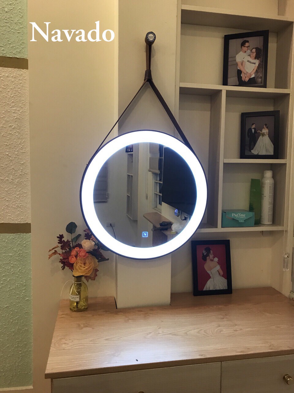 Gương trang điểm treo tường có đèn led.