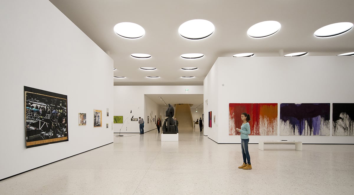 Trong những không gian trưng bày như bảo tàng hoặc thư viện, ánh sáng tự nhiên được ưu tiên lấy từ trên mái theo phương thẳng đứng. Ở đây, ô lấy sáng tự nhiên được sử dụng đồng thời là nguồn sáng nhân tạo với hệ kính tán xạ ánh sáng.