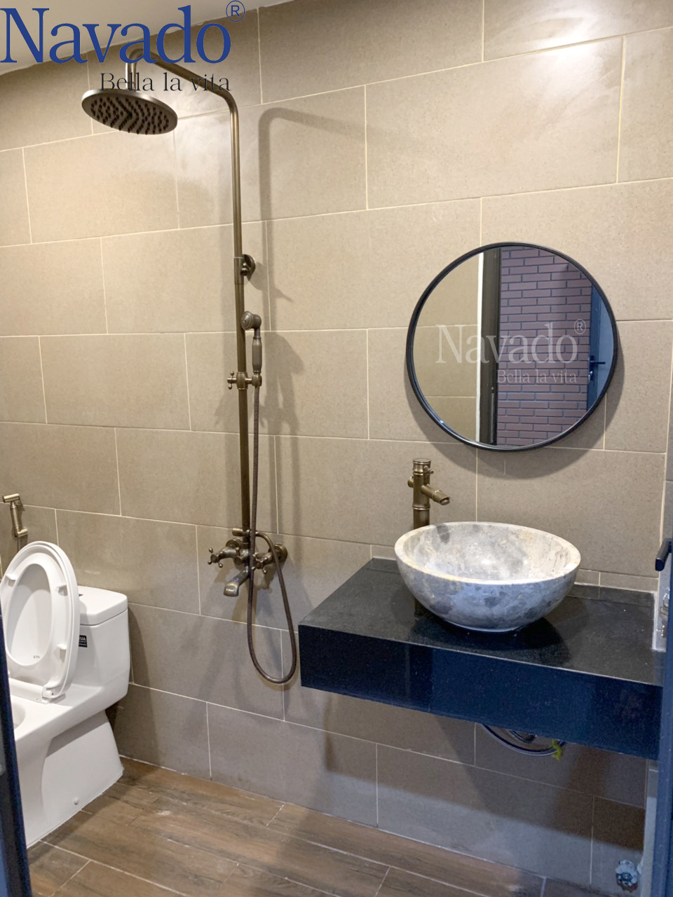 Gương nhà tắm giúp thu hút ánh sáng, cải thiện không gian.