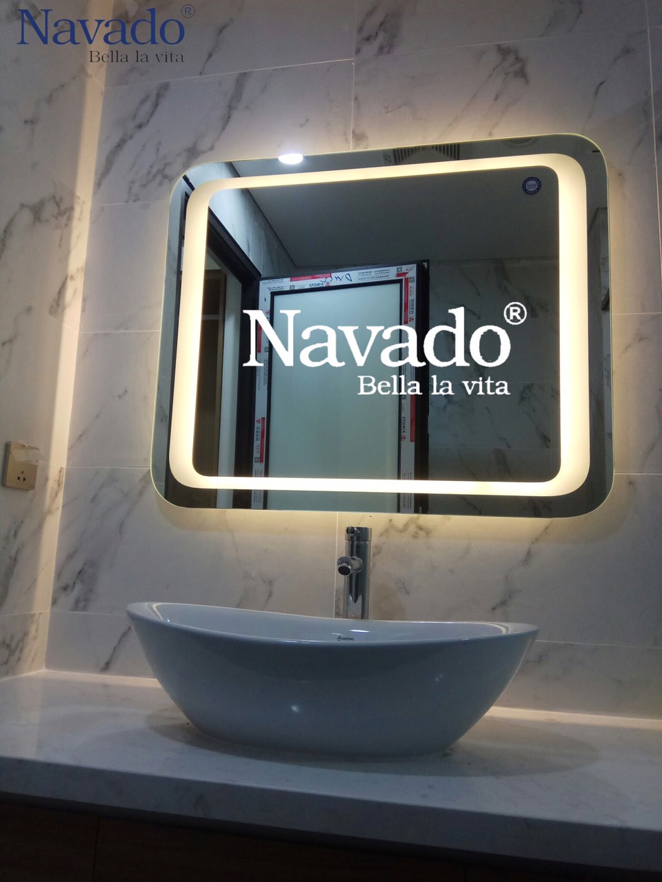 Gương phòng tắm Bỉ có đèn led hình chữ nhật.