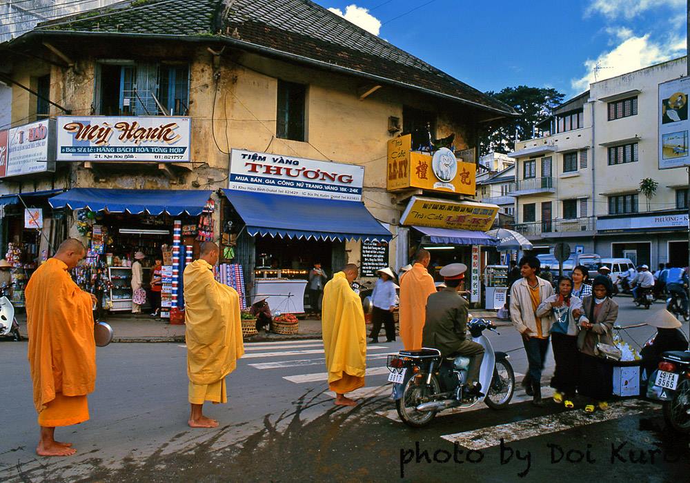 Những nhà sư khất thực đi qua khu Hòa Bình, 1996.