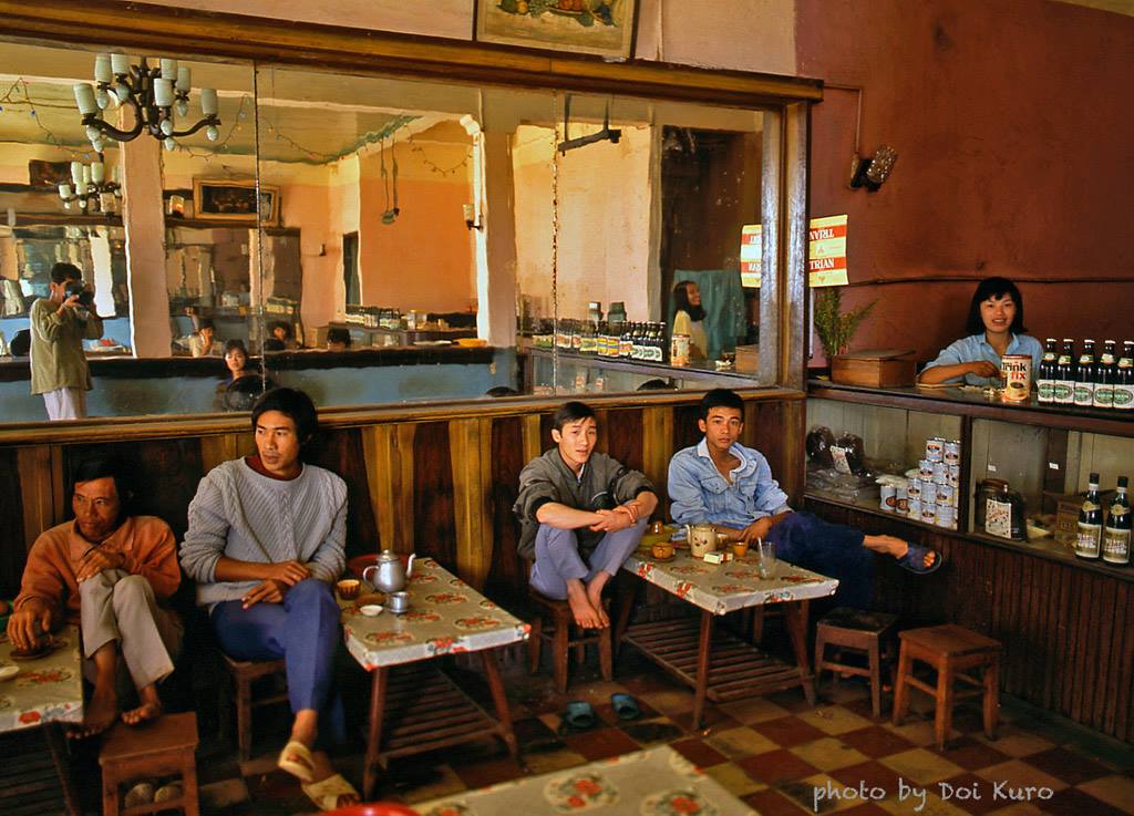 Các thanh niên trong một quán cà phê, Đà Lạt 1990.