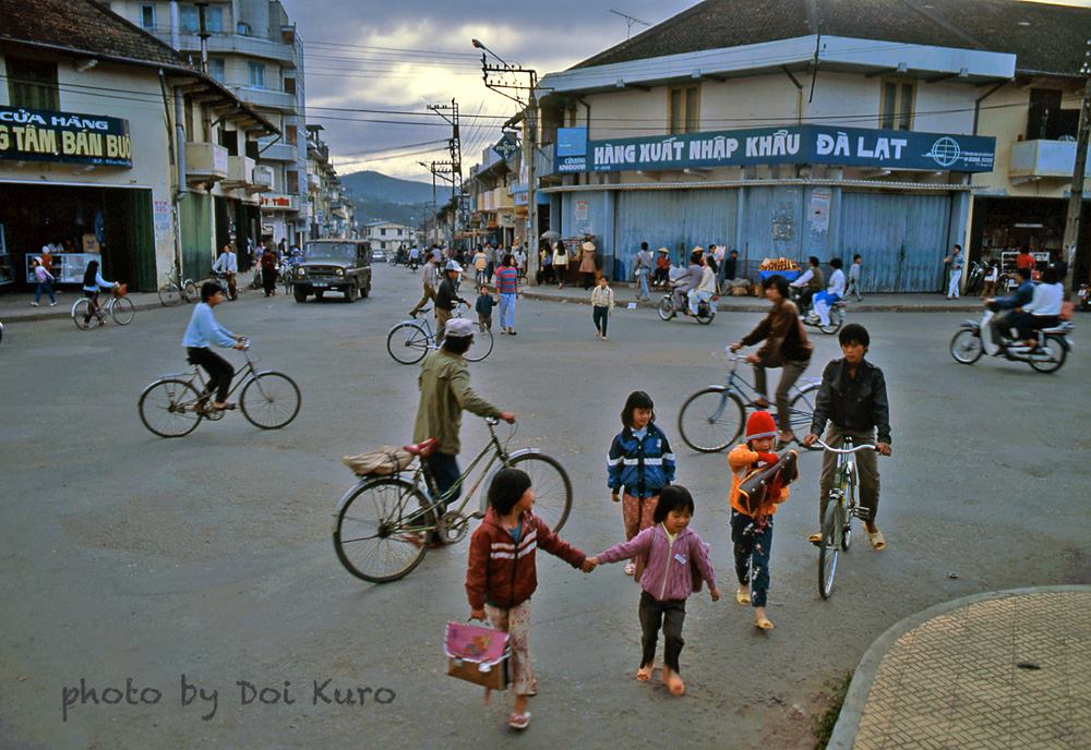 Khu vực trung tâm Đà Lạt, từ phía trước rạp Hòa Bình nhìn ra đường 3 tháng 2 , 1990.