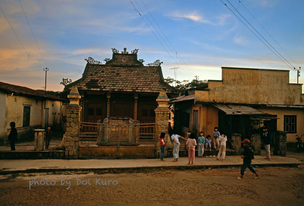 Các bé gái chơi nhảy dây phía ngoài một đình chùa, 1990.