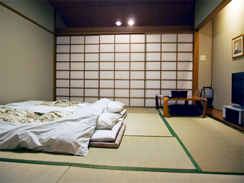 Trong phòng ngủ kiểu Nhật, nệm trải sàn không quá dày, thường khoảng 15 cm.