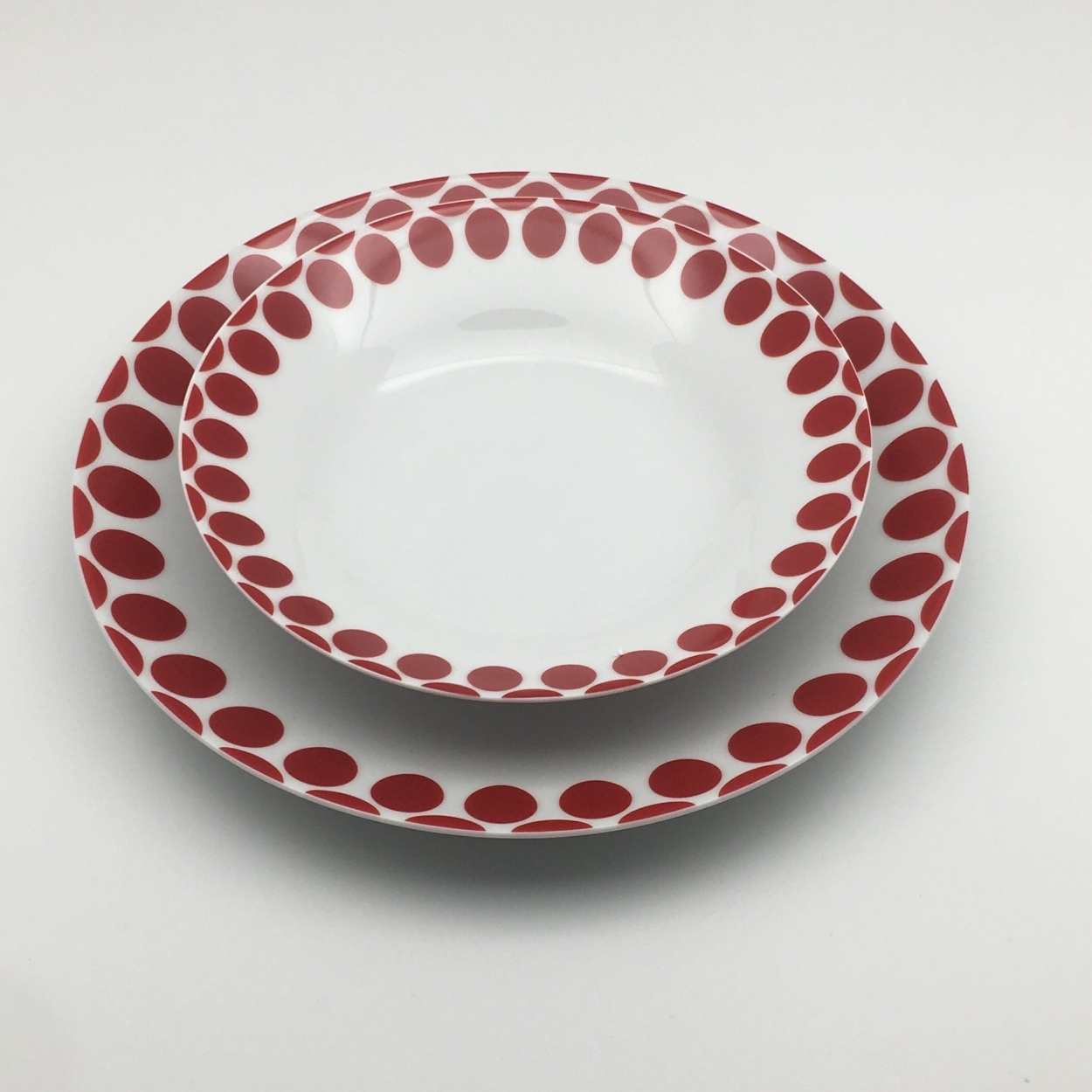 Đĩa sứ SASA được thiết kế với kiểu dáng và màu sắc đơn giản nhưng tinh tế và sang trọng. Kích thước được đo lường một cách kĩ lưỡng để làm nổi bật không gian bàn ăn.