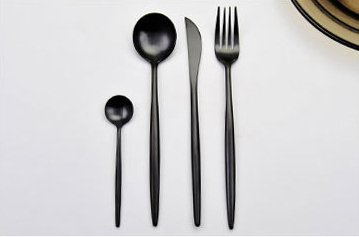 Dao muỗng nĩa SMAKA được thiết kế với kiểu dáng và màu sắc đơn giản nhưng tinh tế và sang trọng. Kích thước được đo lường một cách kĩ lưỡng để làm nổi bật không gian bàn ăn.