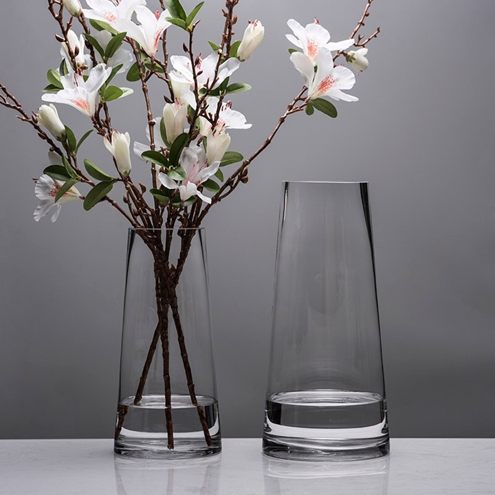 Một chiếc bình lọ cắm hoa thủy tinh đẹp cũng giúp bạn tạo được ấn tượng tốt với những vị khách được mời đến nhà.