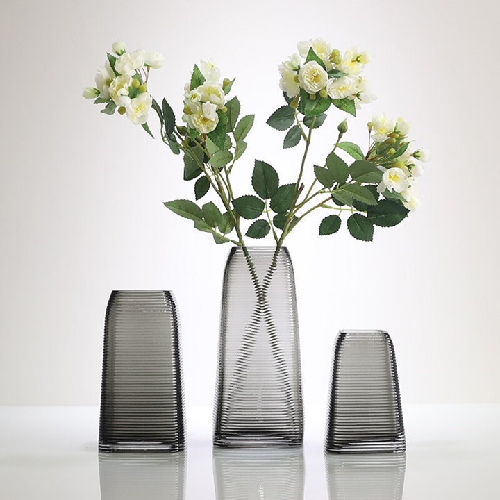 Một chiếc bình lọ cắm hoa thủy tinh lớn hay nhỏ phụ thuộc rất nhiều vào diện tích có sẵn của nhà bạn.
