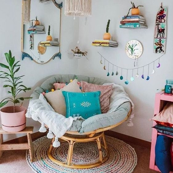 Không gian có thể trở nên trong trẻo khi có một chiếc ghế mây mix với gối tựa lưng, thảm và những món đồ trang trí xinh xắn màu pastel.