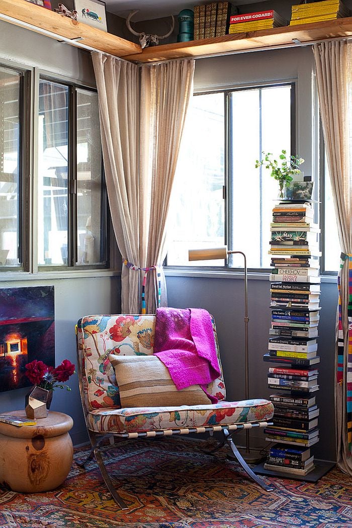 Góc đọc sách với tấm thảm cùng tông màu rực rỡ tăng nét đẹp sinh động cho không gian.