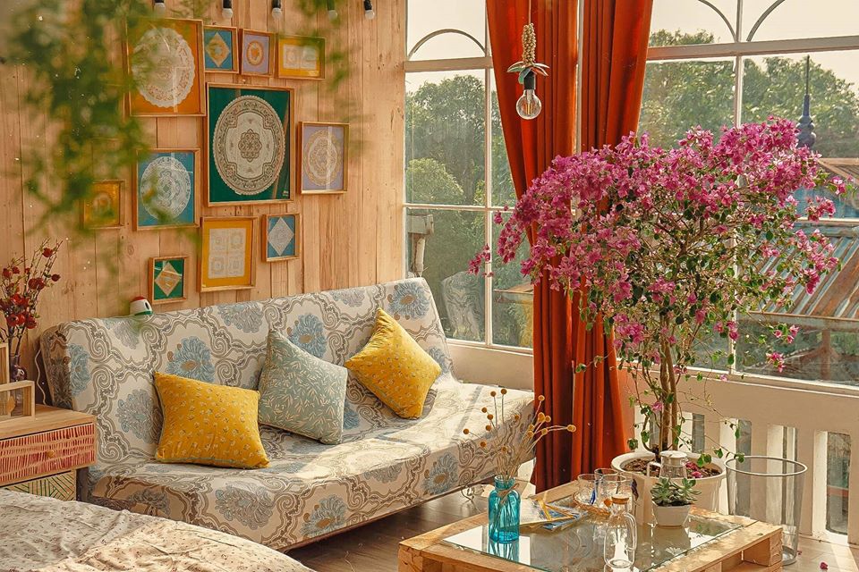 Toàn bộ căn hộ Loft được điểm xuyết bằng gam màu vàng và trắng đỏ phong cách vintage Đà Lạt.