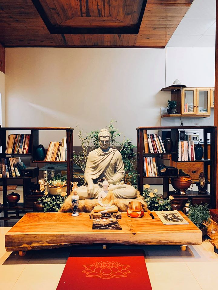 Ngôi thất ghi điểm bởi lối thiết kế truyền thống trên nền gỗ cũ, kết hợp với bức tượng Phật mang tới cảm giác huyền bí, sang trọng và tĩnh tâm cho người nhìn.