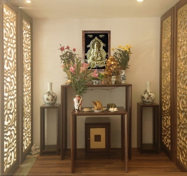 Không bày biện, trang trí bàn thờ Phật bằng những vật tượng trưng cho sự mê tín dị đoan như bùa chú, hồn phách v.v...