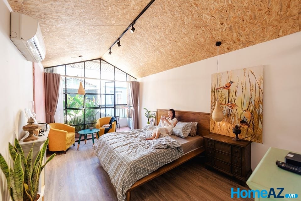 Trần nhà làm bằng gỗ ván dăm có giá bán khoảng 600k/1 tấm kích thước 122 x 244 cm.