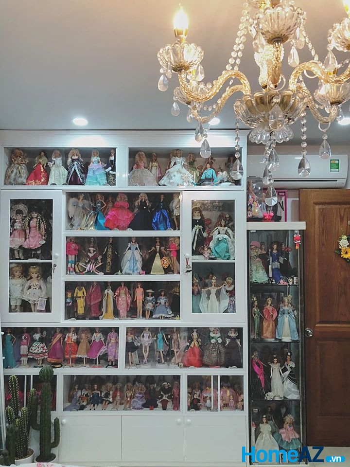 Tủ gương lớn đựng hàng trăm con búp bê barbie yêu thích.