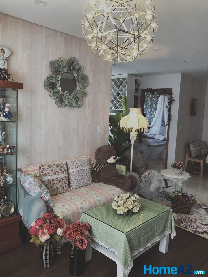 Góc sofa và bàn phòng khách phủ vải theo kiểu vintage.