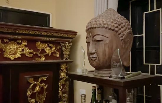 Tượng đầu Phật trang nghiêm trên kệ trưng bày kỷ niệm chương Sóng của Thanh Lam.