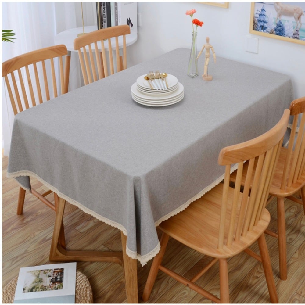 Chọn khăn trải bàn có thiết kế linh hoạt, đồng bộ với bộ bàn ghế gỗ tự nhiên.