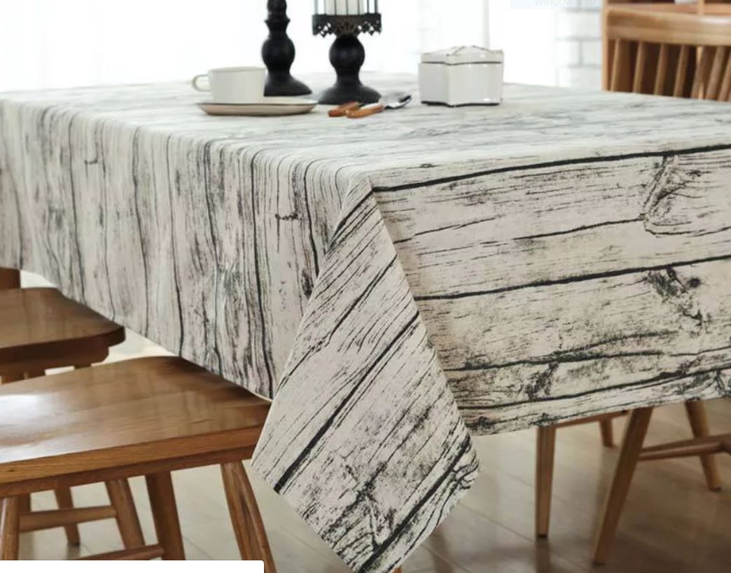Chọn khăn trải bàn có chất liệu đẹp phù hợp với bộ bàn ghế gỗ tự nhiên.