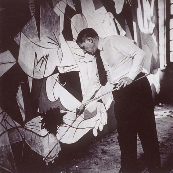 Picasso cùng với bức Guernica trong xưởng vẽ của mình