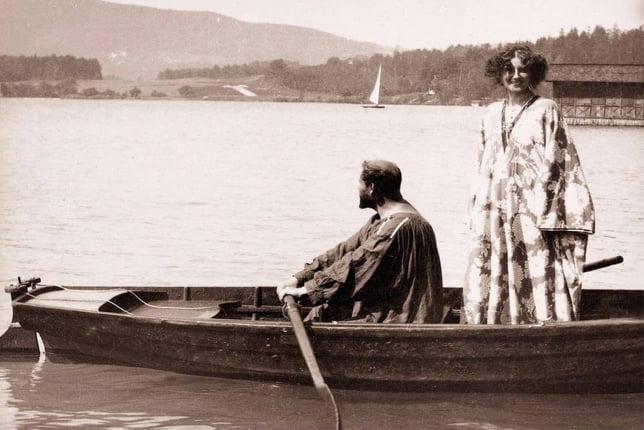 Gustave Klimt và Emilie Flöge trên một chiếc thuyền ở hồ Attersee (1910)