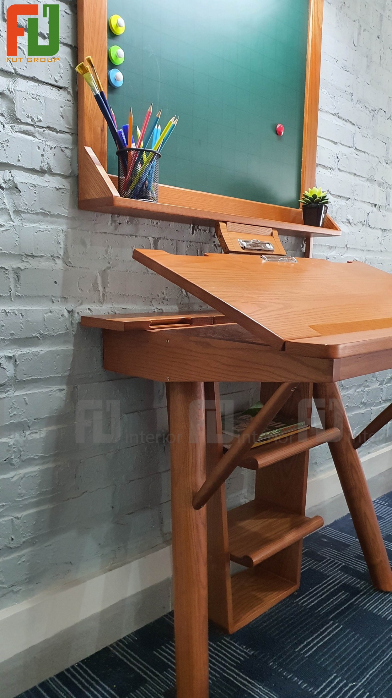 Mẫu bàn học Premium chống gù cận gỗ Tần bì thiết kế sang trọng.