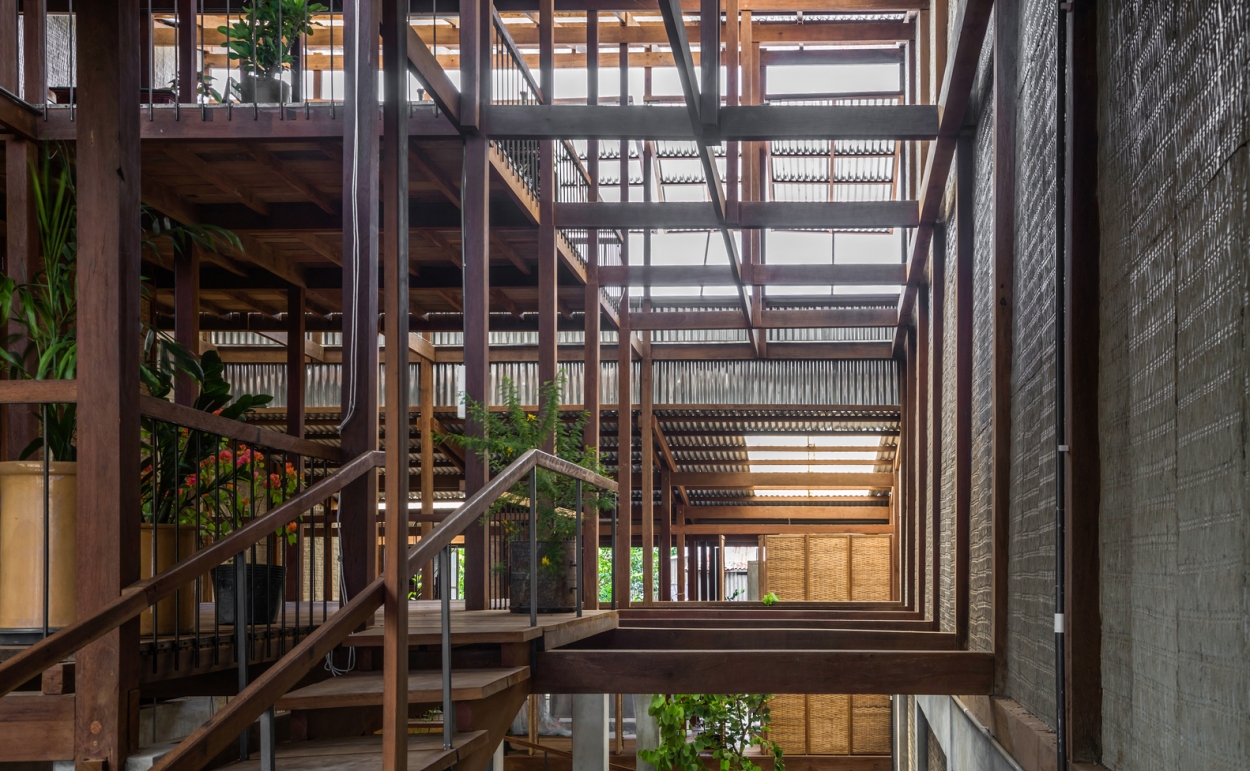 Toàn bộ kiến trúc của Châu Đốc House đều sử dụng hệ thống dầm xà gỗ để đạt được sự thông thoáng tuyệt đối.