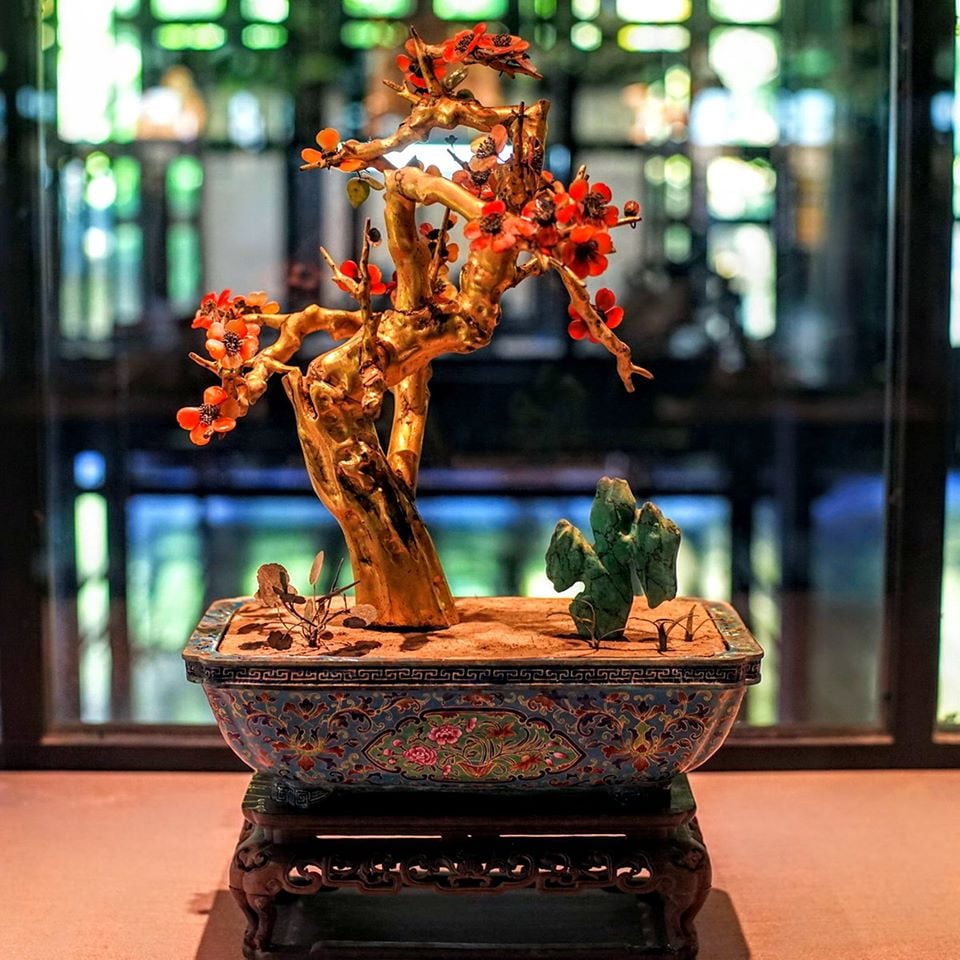 Một cây cành vàng lá ngọc khác được trưng bày tại bảo tàng là cây hoa mai đỏ. Tác phẩm này không còn được nguyên vẹn như các cành vàng là ngọc ở trên.