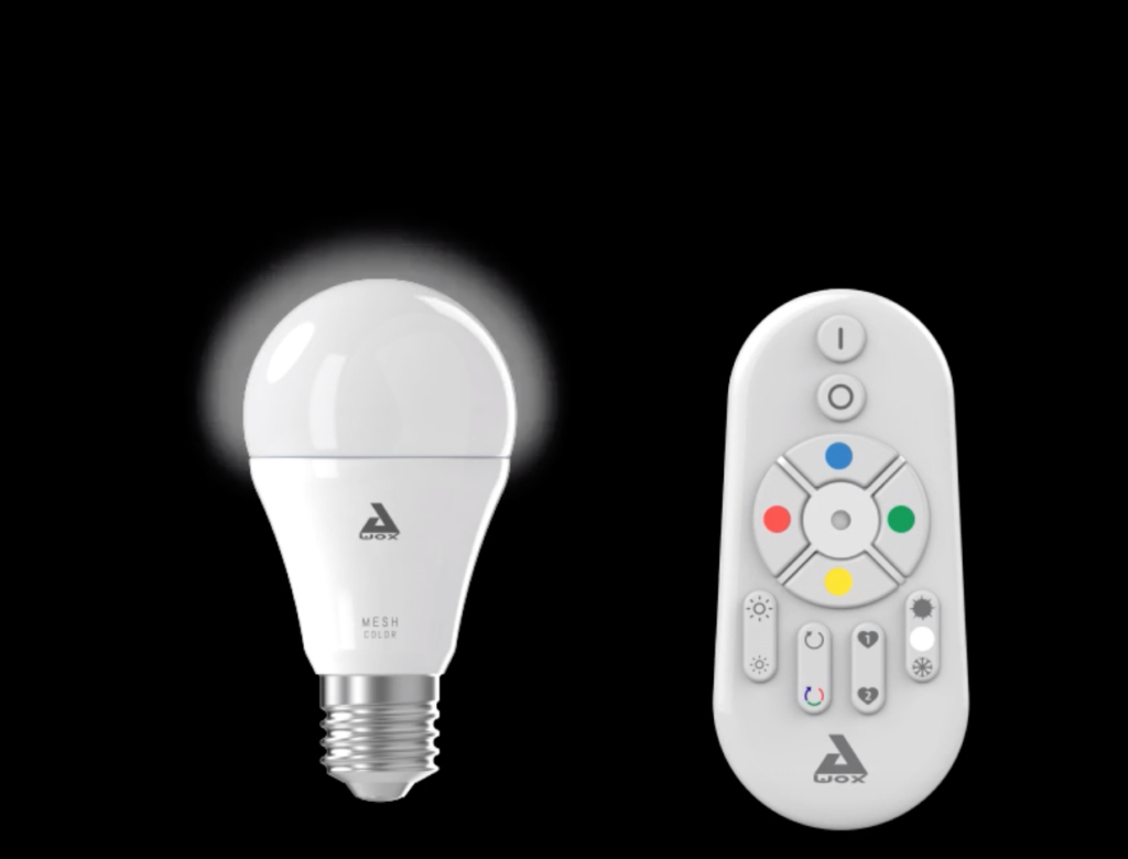 Đèn có sử dụng remote điều khiển từ xa, do đó bạn có thể bật tắt đèn nhanh chóng mà không cần xuống giường