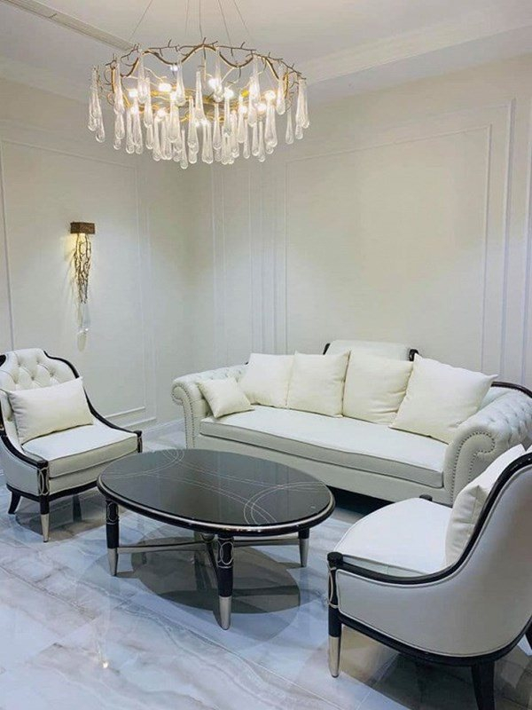 Những chiếc ghế tựa với thiết kế mềm mại cùng tông màu trắng là nơi người đẹp tận hưởng cảm giác thư giãn sau những giờ làm việc mệt mỏi.